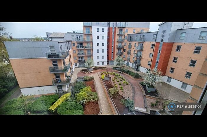 2 Bedroom Flat To Rent In Queen Mary Avenue, London, E18