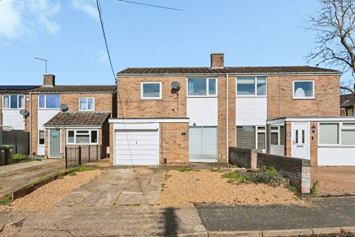 3 Bedroom Semi Detached House For Sale In Pinfold Lane, Huntingdon, PE29