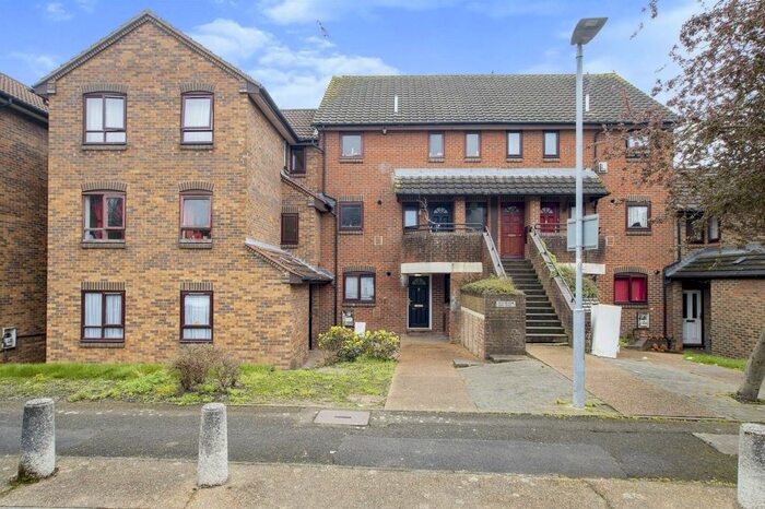 2 Bedroom Flat To Rent In Brocklesbury Close, Watford, WD24
