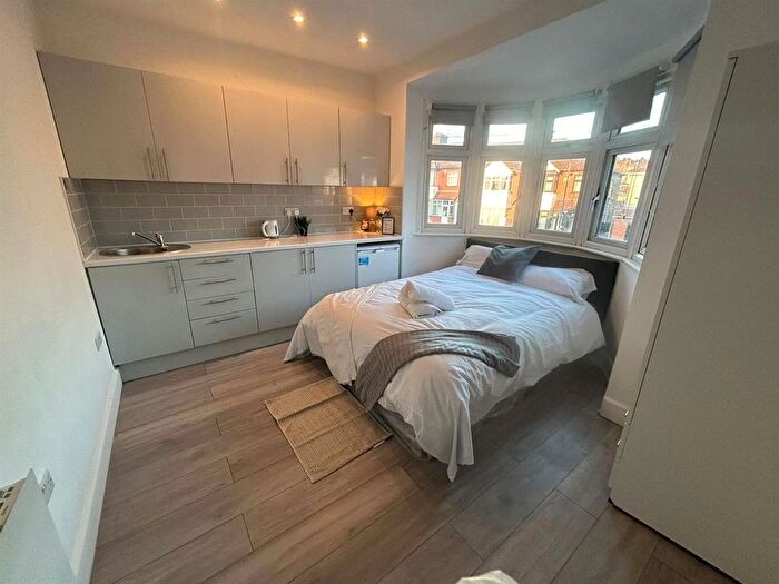 Studio To Rent In The Circle, London, NW2