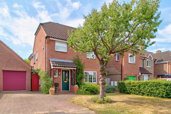 4 Bedroom Detached House For Sale In Sundew Close, Wokingham, RG40