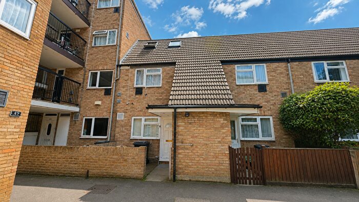 2 Bedroom Flat For Sale In Tivoli Road, Hounslow, Middlesex, TW4