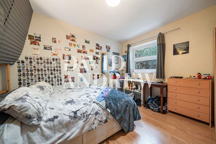 Studio To Rent In Victoria Road, London, N4