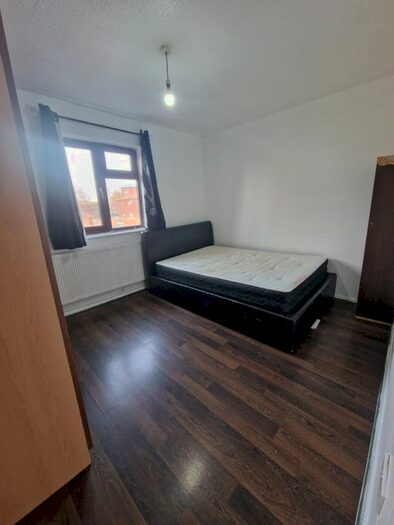 1 Bedroom Flat To Rent In Castle Drive, Ilford, IG4