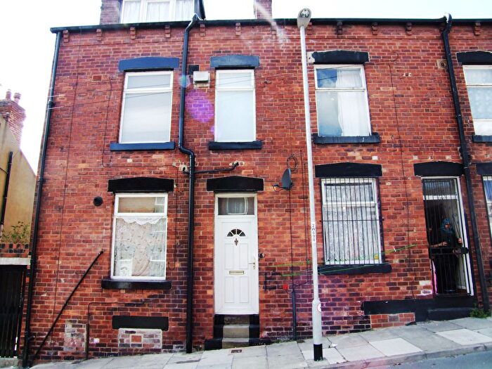 2 Bedroom Terraced House To Rent In Woodview Place, Beeston, LS11