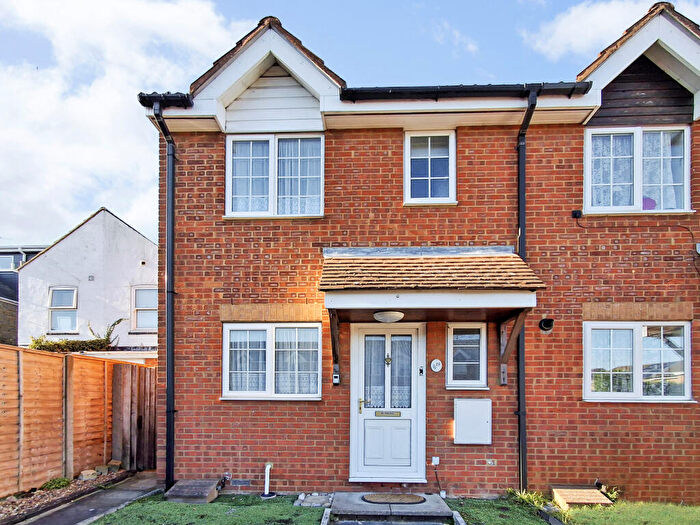 2 Bedroom House To Rent In Falcon Close, Dunstable, LU6