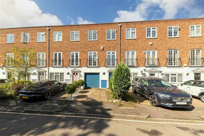 4 Bedroom Property To Rent In Topiary Square, Stanmore Road, Kew, Richmond, TW9