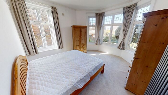 1 Bedroom Flat To Rent In Epsom Road, Holy Trinity, GU1
