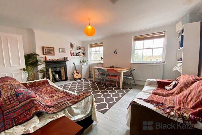 3 Bedroom Flat To Rent In Kennington Park Road, Kennington, SE11