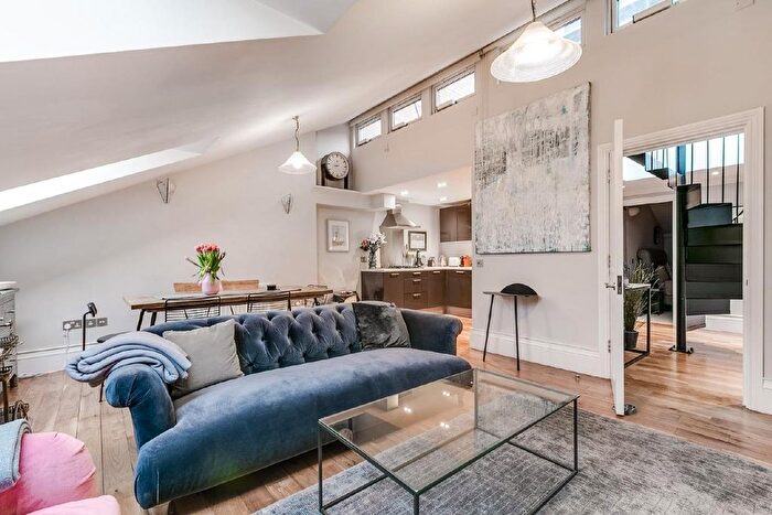 2 Bedroom Flat To Rent In Clapham Common North Side, Clapham, London, SW4