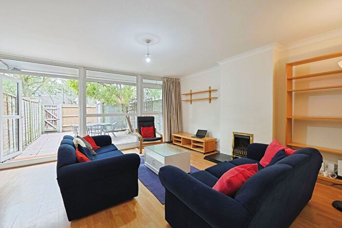 4 Bedroom Maisonette To Rent In Westbridge Road, Chelwood Court Westbridge Road, SW11