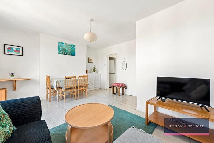 3 Bedroom Apartment For Sale In Cornwall Road, London, N15