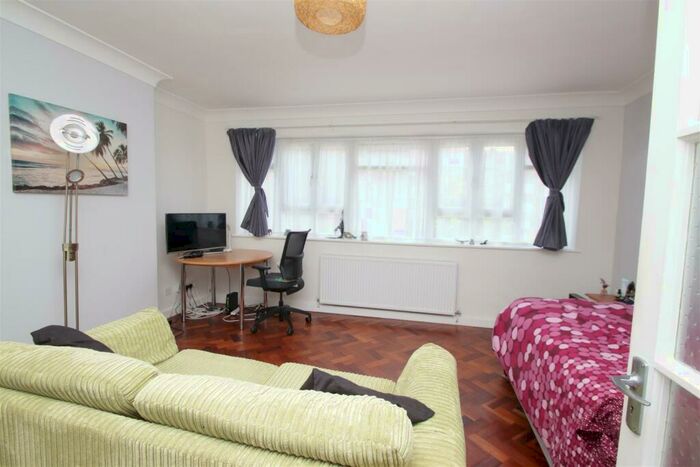 1 Bedroom Flat To Rent In Hertford Court, Green Lanes, N13