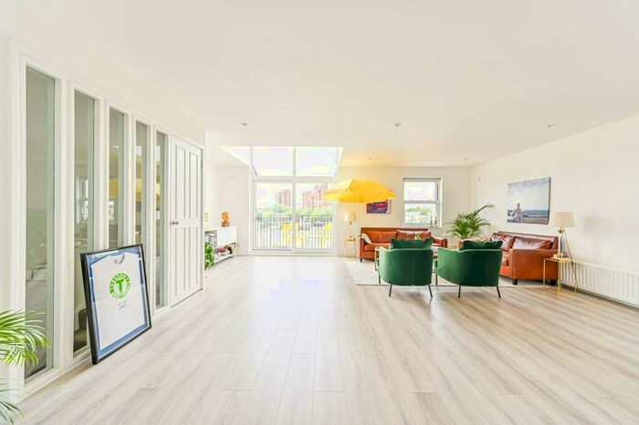 3 Bedroom Flat To Rent In Thorney Crescent, Battersea, London, SW11