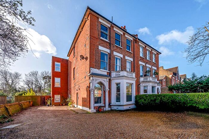 3 Bedroom Maisonette For Sale In Idmiston Road, London, SE27