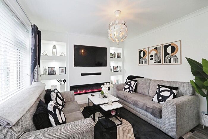 3 Bedroom Semi-Detached House For Sale In Minver Crescent, Nottingham, NG8