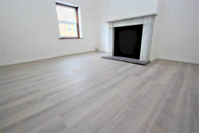 3 Bedroom Flat To Rent In Hoppers Road, London N21
