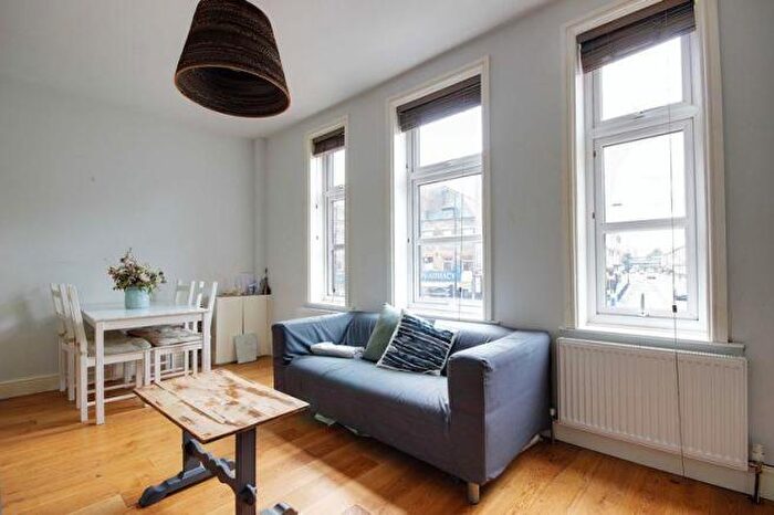 2 Bedroom Flat To Rent In Mare Street, London, E8
