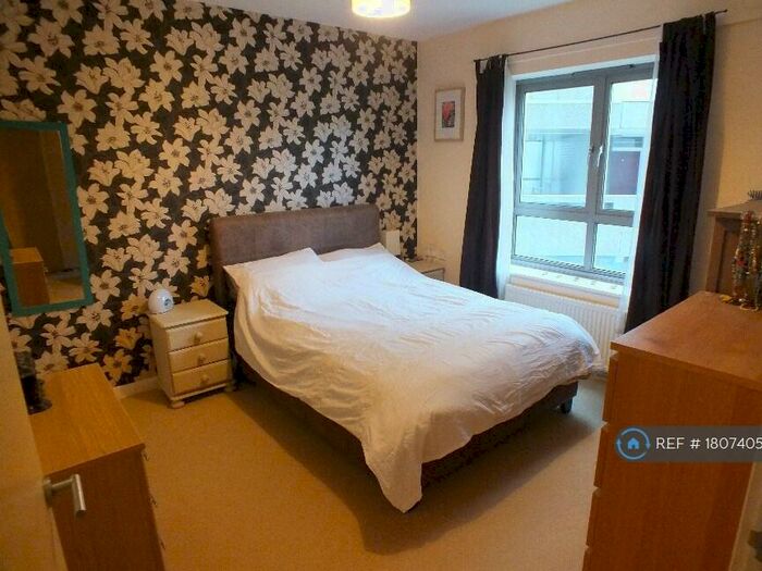 1 Bedroom Flat To Rent In Winstanley Road, Battersea, SW11