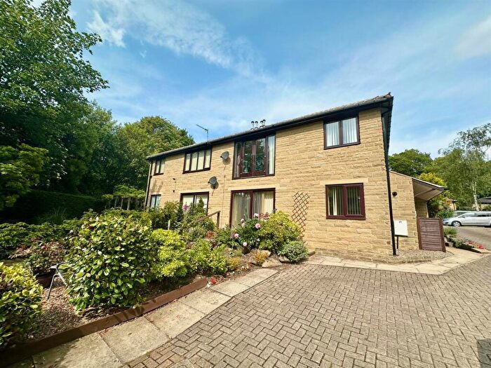 2 Bedroom Flat For Sale In Grange Park, Skircoat Green, Halifax, HX3
