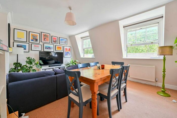2 Bedroom Flat To Rent In Trinity Church Square, Borough, London, SE1