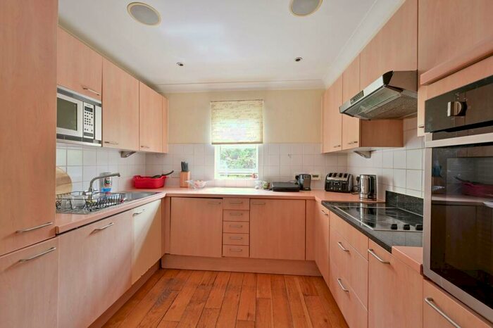 2 Bedroom Flat To Rent In Keble Place, Barnes, London, SW13