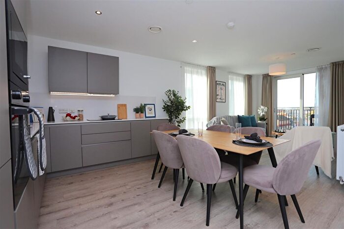 3 Bedroom Flat To Rent In Lockside Lane, Salford, M5