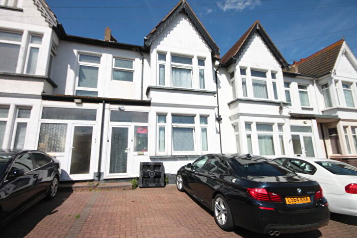 2 Bedroom Apartment For Sale In Woodgrange Drive, Southend-on-Sea, SS1
