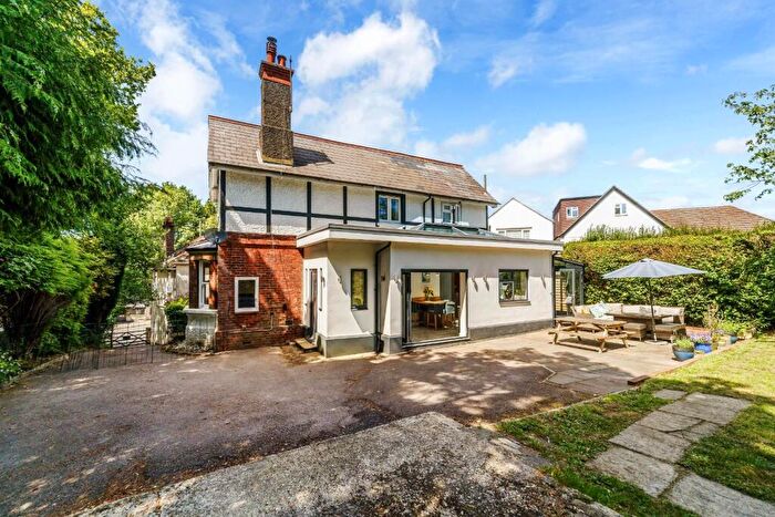 4 Bedroom Link Detached House For Sale In Cross Road, Tadworth, KT20