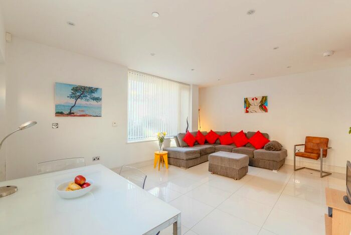 3 Bedroom Town House To Rent In Barnett Street, London, E1