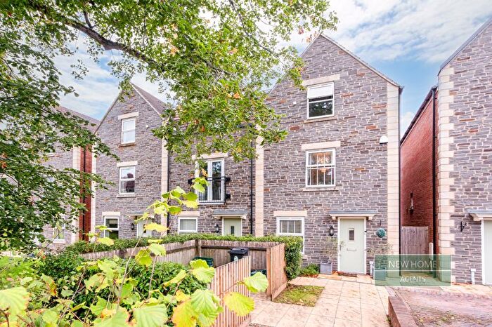 4 Bedroom End Of Terrace House For Sale In Richmond Grove, Mangotsfield, Bristol, BS16