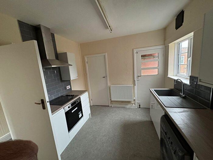 3 Bedroom Flat To Rent In Springfield Court, Stratford Road, Hall Green, Birmingham, West Midlands, B28