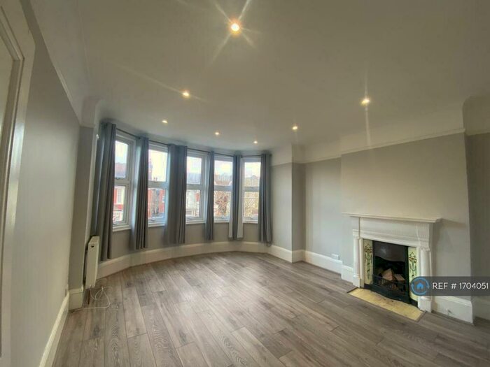 4 Bedroom Flat To Rent In The Mall, London, N14