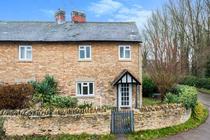 3 Bedroom End Of Terrace House To Rent In Summerside, Buckland, SN7