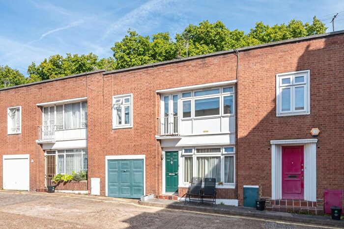3 Bedroom Property To Rent In Clarendon Mews, Hyde Park Estate, London, W2