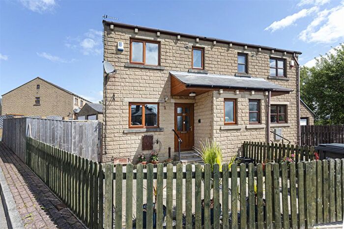 3 Bedroom Semi-Detached House For Sale In Bradley View, Holywell Green, Halifax, HX4