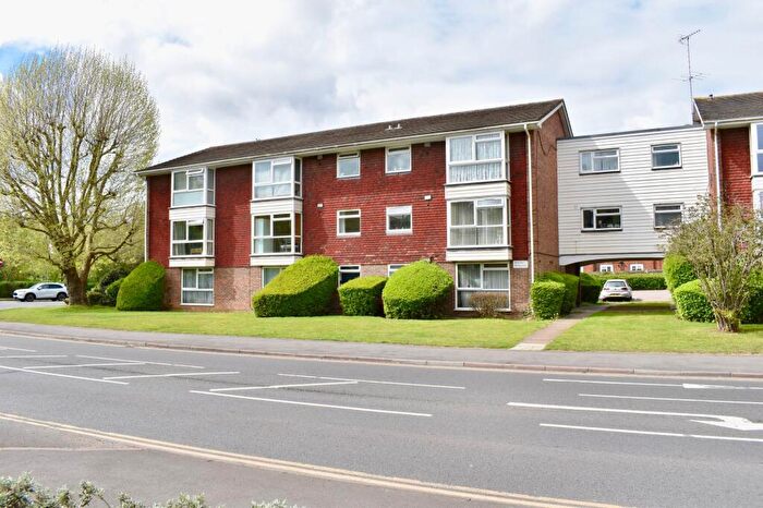 2 Bedroom Flat For Sale In Copperfield Court, Leatherhead, KT22