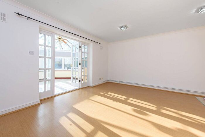 4 Bedroom Detached House For Sale In Balmoral Avenue, New Southgate, London, N11