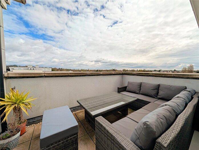 2 Bedroom Apartment For Sale In Heron Way, Maidenhead, Berkshire, SL6