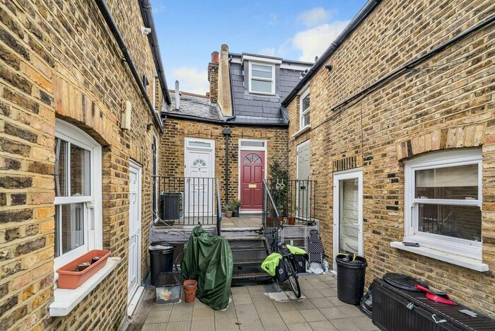 2 Bedroom Flat To Rent In Summerley Street, Earlsfield, London, SW18