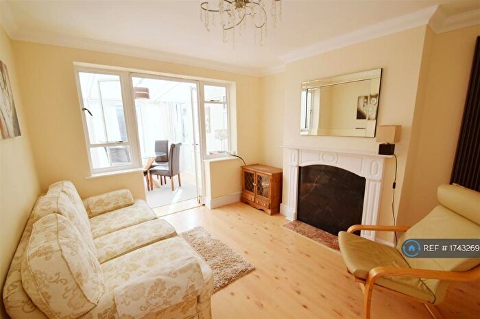 2 Bedroom Flat To Rent In Dudley Close, Tilehurst, Reading, RG31