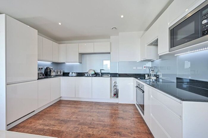 2 Bedroom Flat To Rent In Osiers Road, Wandsworth, London, SW18