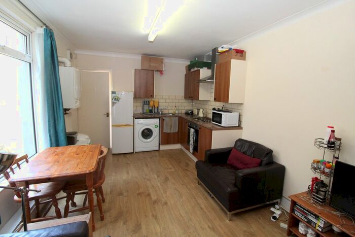 2 Bedroom Flat To Rent In Crwys Road, Cathays, Cardiff, CF24