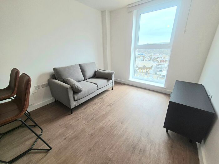 1 Bedroom Flat To Rent In Cow Green, Halifax, HX1