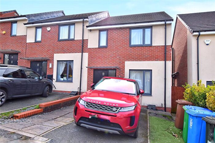 3 Bedroom Town House For Sale In Avoncliffe Close, Sandbrook, Rochdale, Greater Manchester, OL11
