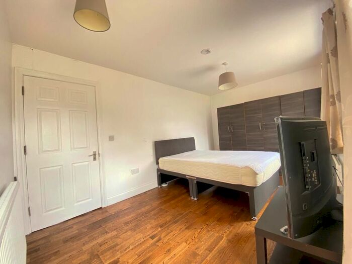 1 Bedroom Semi-Detached Bungalow To Rent In Harlington Road, Uxbridge, UB8