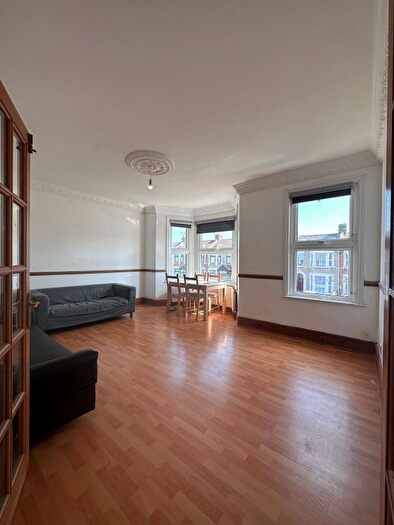 3 Bedroom Flat To Rent In Elgin Road, Seven Kings, Ilford, IG3