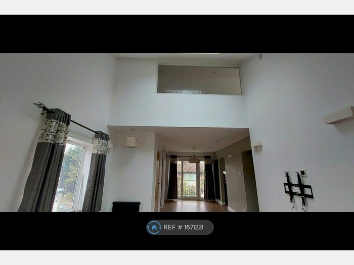 3 Bedroom Maisonette To Rent In Woodside Avenue, London, N12