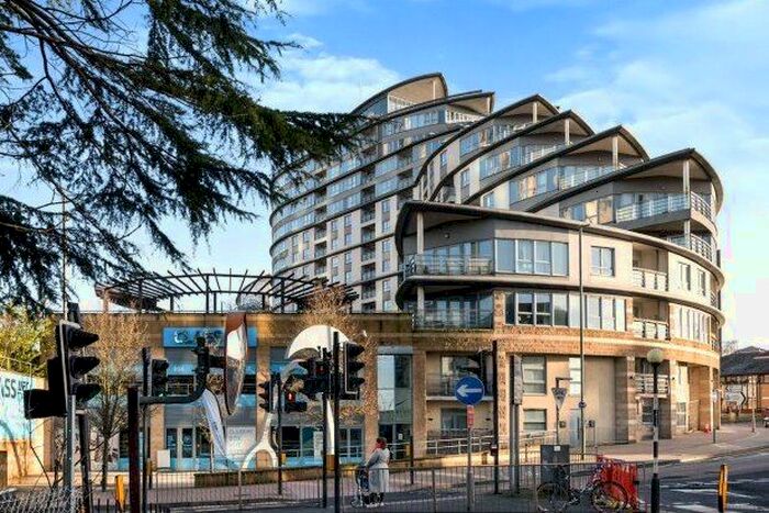 2 Bedroom Flat To Rent In Station Approach, Woking, GU22