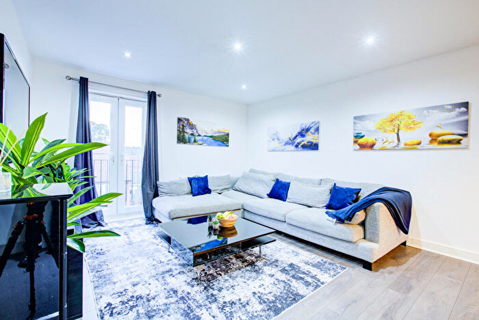 2 Bedroom Apartment To Rent In The Square, Loughton, IG10